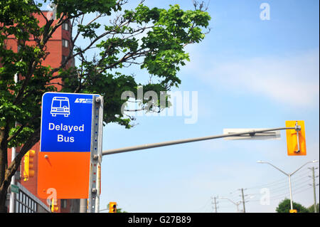 Un bus Bus retardé signe avec écrit dessus, à London (Ontario) au Canada. Banque D'Images
