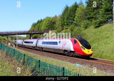 Pendolino Virgin train électrique de l'inclinaison qu'il arrondit une courbe sur la West Coast Main Line près de Beckfoot dans Cumbria Banque D'Images