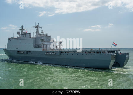 Le HNLMS Rotterdam (L800) au départ de Portsmouth, Royaume-Uni. Banque D'Images