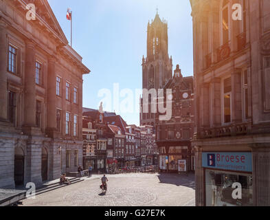 Utrecht, Utrecht Stadhuisbrug Vismarkt et pont de l'Hôtel de Ville et Vismarkt avec la tour du Dom, les Pays-Bas. Banque D'Images