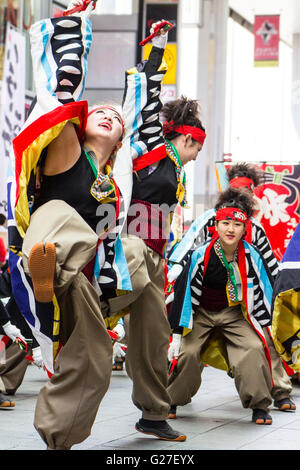 Festival Danse Yosakoi Hinokuni à Kumamoto, au Japon. Les jeunes femmes, l'équipe en yukata coloré, holding naruko, claquettes, danse de shopping mall. Banque D'Images