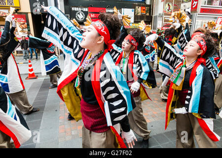 Festival Danse Yosakoi Hinokuni à Kumamoto, au Japon. L'équipe de jeunes femmes, en robes yukata coloré, danser dans un centre commercial. Close-up de danseurs. Banque D'Images