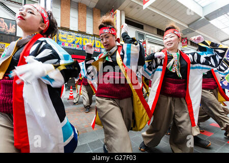 Festival Danse Yosakoi Hinokuni à Kumamoto, au Japon. L'équipe de jeunes femmes, en robes yukata coloré, danser dans un centre commercial. Close-up de danseurs. Banque D'Images