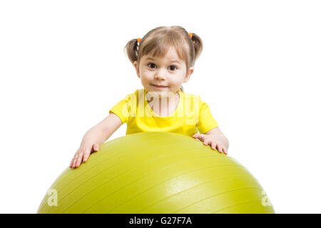 Enfant fille avec ballon de gymnastique isolé sur fond blanc Banque D'Images