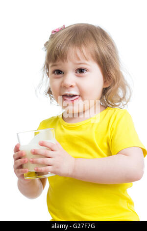 Adorable enfant boire du lait avec du lait moustache holding verre de lait Banque D'Images