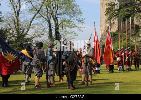 Le hogan-vexel société reenactment en formant des rangs dans les motifs de la Newark on Trent château anglais 1600's guerre civile Banque D'Images