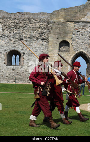 Les membres du groupe de reconstitution hogan-vexel dans le parc de château de Newark marchant de mousquets d'abandonner Banque D'Images