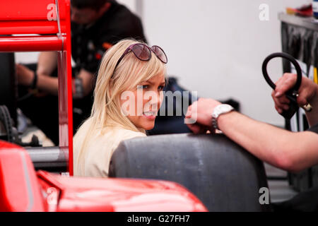 Formule Palmer Audi femelle race driver Emma Kimiläinen prépare à Brands Hatch, 2009 Banque D'Images