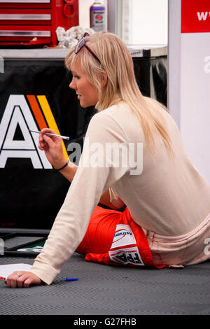 Formule Palmer Audi femelle race driver Emma Kimiläinen prépare à Brands Hatch, 2009 Banque D'Images