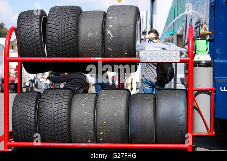 Pneus de voiture de course dans un peuplement en prêts à faire la transition vers les voitures à Brands Hatch Banque D'Images