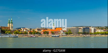 Les bâtiments anciens et modernes sur le Danube à Budapest Banque D'Images