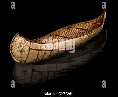 Un canot en écorce de bouleau de la zone sud de la Baie d'Hudson du Canada.Le type construit par les tribus de la Nation crie Banque D'Images