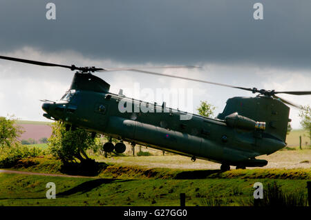 Un Chinook de la RAF à propos de soldats de retour sur la zone d'entraînement au Pays de Galles Sennybridge Banque D'Images