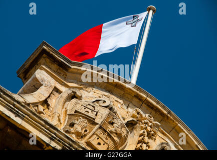 Pavillon maltais voler au-dessus de l'Auberge de Castelle, Cabinet du Premier Ministre, La Valette la capitale de Malte Banque D'Images