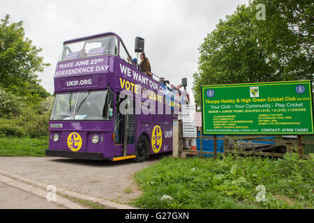 Leader de l'UKIP Nigel Farage à bord de son bus en bataille BREXIT Thorpe Hesley près de Sheffield Banque D'Images