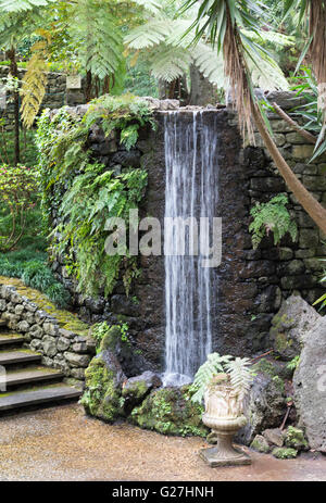 Cascade dans le jardin de Monte Palace tropican. Funchal, Madère, Portugal. Banque D'Images