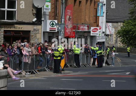 Les gens attendent l'arrivée du Prince de Galles et la duchesse de Cornwall dans la ville de Donegal, car Charles est en visite dans la République d'Irlande dans la dernière soumission royale pour solidifier les relations anglo-irlandaises transformées. Banque D'Images