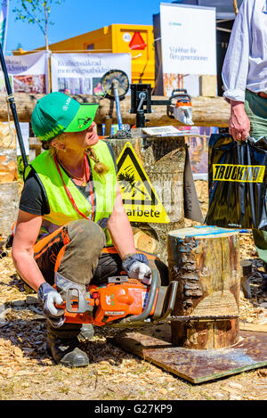 Emmaboda, Suède - Mai 13, 2016 : et le tracteur (Skog och traktor) juste. Instructeur féminin pour informer sur la sécurité tout en travaux Banque D'Images