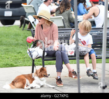Julie Bowen divertit ses trois garçons au cours d'un voyage à la marché de fermiers avec : Julie Bowen Où : Los Angeles, California, United States Quand : 10 Avr 2016 Banque D'Images