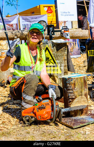 Emmaboda, Suède - Mai 13, 2016 : et le tracteur (Skog och traktor) juste. Instructeur féminin pour informer sur la sécurité tout en travaux Banque D'Images