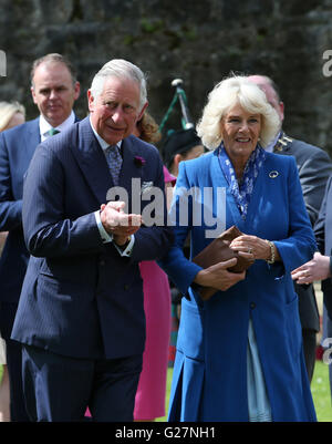 Le Prince de Galles et la duchesse de Cornwall à Donegal Castle dans la ville de Donegal, comme Charles rend visite à la République d'Irlande dans la dernière soumission royale pour solidifier les relations anglo-irlandaises transformées. Banque D'Images