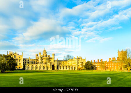 St John's College, Cambridge, Angleterre avec nouvelle cour au centre à gauche et la chapelle tower montrant sur d'anciennes constructions sur le Banque D'Images