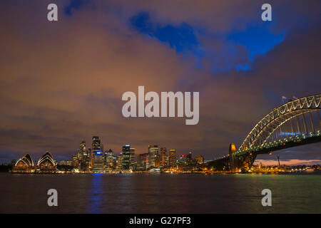 Harbour Bridge et skyline at night, Sydney, New South Wales, Australia Banque D'Images