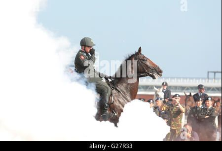 L'exercice d'escorte d'honneur à leurs chevaux sur la plage d'ouverture de l'année parlementaire un jour plus tard à la Haye, Hollande Banque D'Images