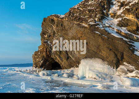 Grotte dans les rochers. Banque D'Images