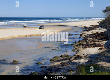 Voiture à Eli Creek, sur 75 Mile Beach Road, la route officielle, UNESCO World Heritage Site, Fraser Island, Great Sandy National Park Banque D'Images