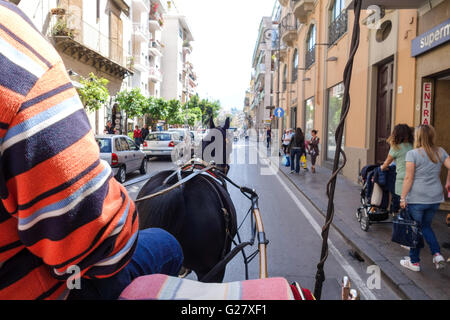 Une vue sur une rue latérale à Sorrento à partir d'un cheval et un chariot voyage touristique Banque D'Images