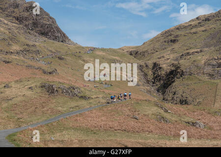 Randonnée à vélo sur Hardknott Pass en Cumbria, UK. Banque D'Images