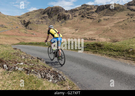 Randonnée à vélo sur Hardknott Pass en Cumbria, UK. Banque D'Images