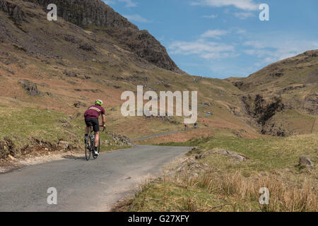 Randonnée à vélo sur Hardknott Pass en Cumbria, UK. Banque D'Images