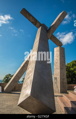 Croix géante à Salvador de Bahia au Brésil Banque D'Images