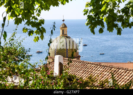 Le dôme de l'église de Santa Maria Assunta et l'église de l'Assomption de la Vierge Marie positano amalfi Campanie Italie Eur Banque D'Images