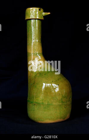 Vase en céramique avec couvercle en forme d'un oiseau sculpture poterie Banque D'Images