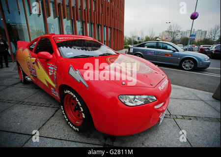 Katowice, Pologne - 24 octobre 2014 : Lightning McQueen une plus grande version de la voiture, personnage de la machi Disney Banque D'Images