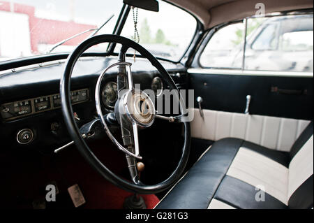 Podol, Ukraine - le 19 mai 2016 : Planche de bord et le volant d'Opel Admiral Banque D'Images