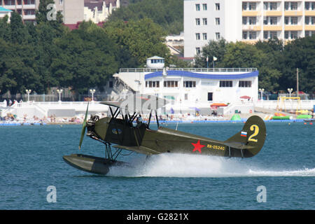 Gelendzhik, Russie - septembre 9, 2010 : Polikarpov Po-2 vintage est biplan décollant de surface de l'eau de la baie Banque D'Images