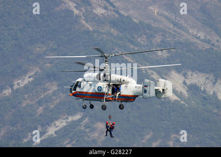 Gelendzhik, Russie - septembre 9, 2010 : Kamov KA-32 de sauvetage par hélicoptère en vol pendant l'opération de formation sur la mer Banque D'Images