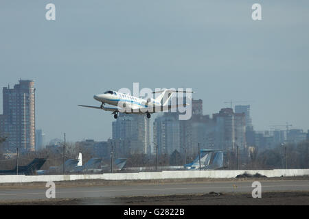 Kiev, Ukraine - le 24 mars 2011 : Cessna 525B Citation Jet CJ3 est décoller de l'aéroport dans la ville Banque D'Images