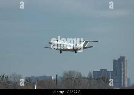 Kiev, Ukraine - le 24 mars 2011 : Cessna 525B Citation Jet CJ3 est décoller de l'aéroport avec la ville sur l'arrière-plan Banque D'Images