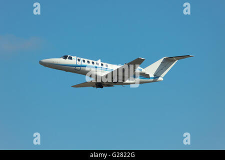 Kiev, Ukraine - le 24 mars 2011 : Cessna 525B Citation Jet CJ3 est décoller de contre le ciel bleu Banque D'Images