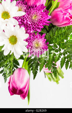Rose, violet et blanc de printemps des fleurs dans un bouquet à la main avec l'exemplaire de l'espace. Banque D'Images