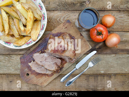 Entrecôte grillée avec des pommes de terre sur la table en bois et un verre de vin rouge sur la table en bois ancien Banque D'Images