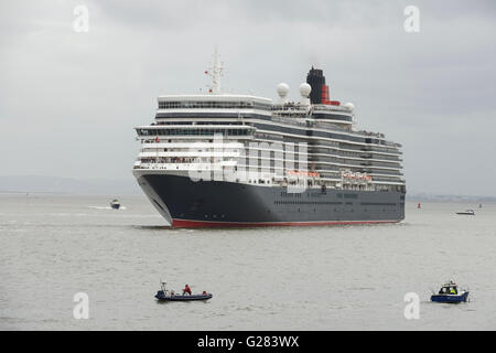 Cunard Queen Elizabeth sur la rivière Mersey à Liverpool Banque D'Images