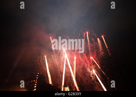 Celebration fireworks at night afficher sur le fond de ciel sombre Banque D'Images