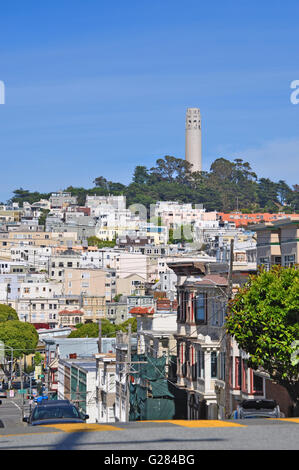 San Francisco : skyline avec vue sur la Coit Tower, construite en 1933, également connu sous le nom de Lillian Coit Memorial Tower, une tour de 210 pieds dans un style Art Déco Banque D'Images