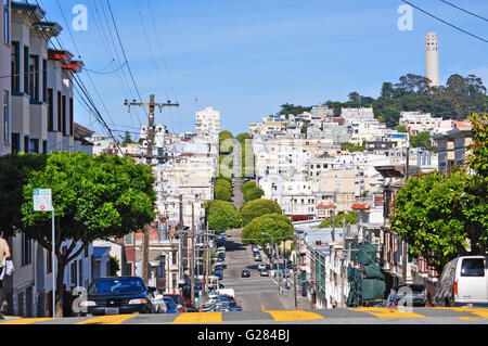 San Francisco : skyline avec vue sur la Coit Tower, construite en 1933, également connu sous le nom de Lillian Coit Memorial Tower, une tour de 210 pieds dans un style Art Déco Banque D'Images